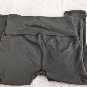 Lululemon athletica women's olive cropped side mesh XS